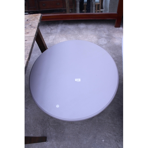 3046 - A MODERN GREY PAINTED OCCASIONAL TABLE ON TURNED LEGS 27