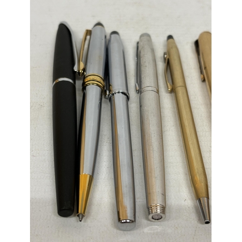 90 - A SELECTION OF PENS TO INCLUDE PARKER, CROSS, MONT BLANC ETC INCLUDING 12K ROLLED GOLD