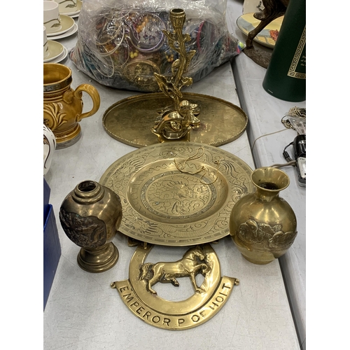 115 - A COLLECTION OF VINTAGE BRASS ITEMS TO INCLUDE A CANDLESTICK, VASES, ETC