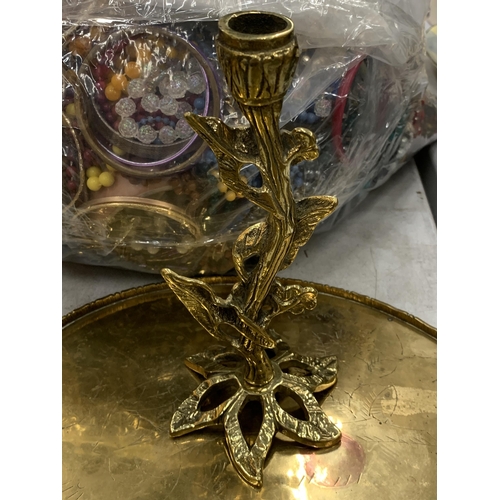 115 - A COLLECTION OF VINTAGE BRASS ITEMS TO INCLUDE A CANDLESTICK, VASES, ETC