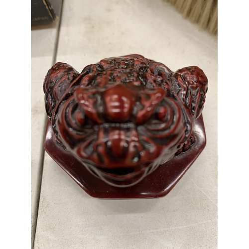 137 - A RED RESIN CHINESE TOAD FIGURE, HEIGHT 6CM