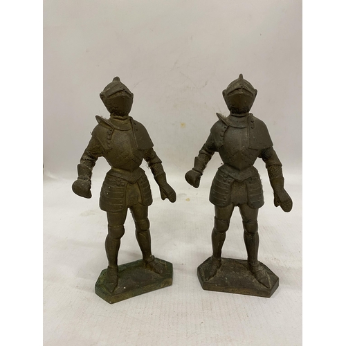 173 - A PAIR OF HEAVY SOLID BRONZE KNIGHTS, HEIGHT 19CM, COMBINED WEIGHT OVER 3 KILOS