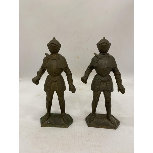 173 - A PAIR OF HEAVY SOLID BRONZE KNIGHTS, HEIGHT 19CM, COMBINED WEIGHT OVER 3 KILOS