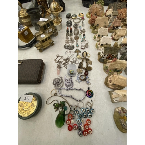 216 - A MIXED LOT OF COSTUME JEWELLERY TO INCLUDE PANDORA STYLE BEADS SOME STAMPED 925, EARRINGS, RINGS, P... 