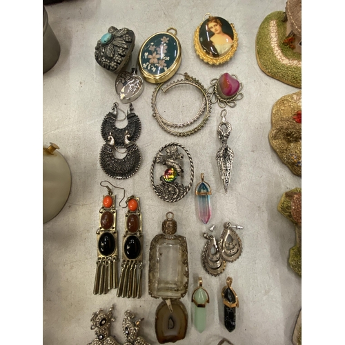 216 - A MIXED LOT OF COSTUME JEWELLERY TO INCLUDE PANDORA STYLE BEADS SOME STAMPED 925, EARRINGS, RINGS, P... 