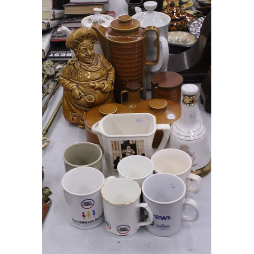 283 - A QAUNTITY OF CERAMICS TO INCLUDE HORNSEA POTTERY 'SAFFRON' COFFEE POT, LIDDED POTS AND OIL BOTTLE, ... 