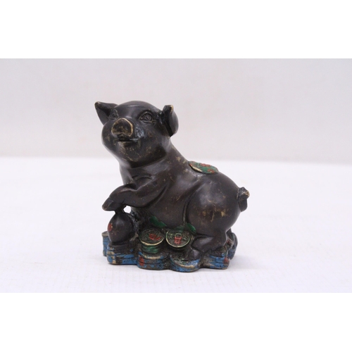 289 - A CHINESE BRONZE PIG - SIGNED, HEIGHT 8CM