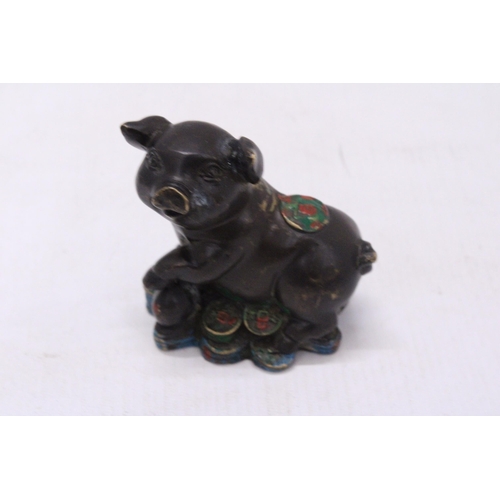 289 - A CHINESE BRONZE PIG - SIGNED, HEIGHT 8CM