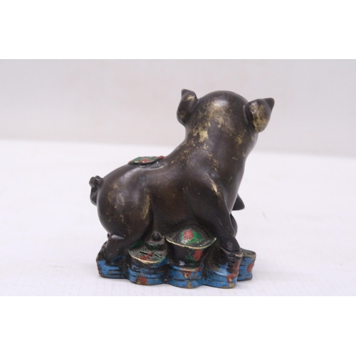 289 - A CHINESE BRONZE PIG - SIGNED, HEIGHT 8CM