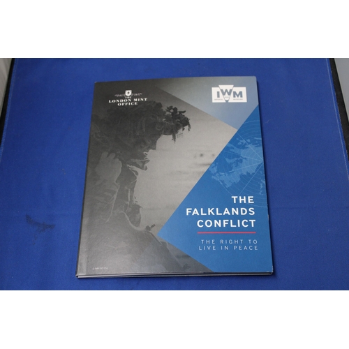 426 - A LONDON MINT PRESENTATION PACK THE FALKLANDS CONFLICT THE RIGHT TO LIVE IN PEACE CONTAINING A 40TH ... 