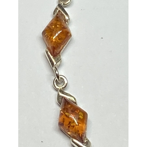 650 - A MARKED SILVER AND AMBER NECKLACE (MARKED ON EVERY LINK) WITH A PINK POUCH