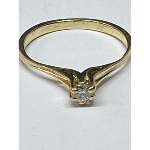 675 - A 14 CARAT GOLD DIAMOND SOLITAIRE RING SIZE L/M