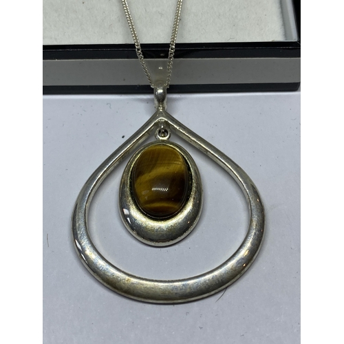 698 - A SILVER NECKLACE WITH AN AMBER STONE PENDANT