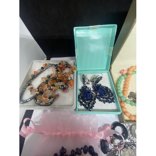 709 - VARIOUS ITEMS OF COSTUME JEWELLERY TO INCLUDE EARRINGS, BRACELETS ETC