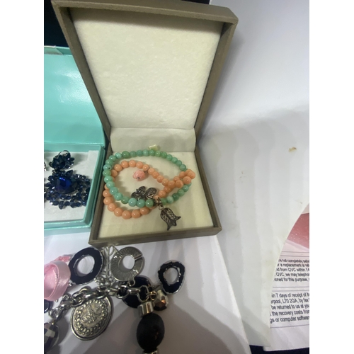 709 - VARIOUS ITEMS OF COSTUME JEWELLERY TO INCLUDE EARRINGS, BRACELETS ETC