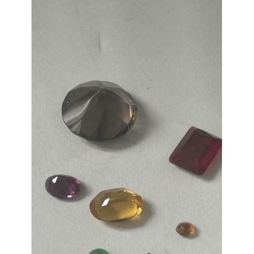 715 - A QUANTITY OF GEMSTONES TO INCLUDE QUARTZ, RUBY, SAPPHIRE, EMERALD, CITRINE, AMETHYST ETC AND 1 CARA... 