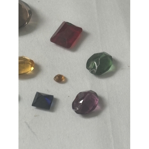 715 - A QUANTITY OF GEMSTONES TO INCLUDE QUARTZ, RUBY, SAPPHIRE, EMERALD, CITRINE, AMETHYST ETC AND 1 CARA... 