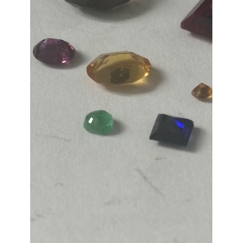 715 - A QUANTITY OF GEMSTONES TO INCLUDE QUARTZ, RUBY, SAPPHIRE, EMERALD, CITRINE, AMETHYST ETC AND 1 CARA... 