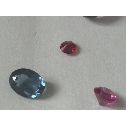 717 - A QUANTITY OF GEMSTONES TO INCLUDE CITRINE, AMETHYST, SAPPHIRE, EMERALD, GARNET, RUBY ETC TOTAL WEIG... 