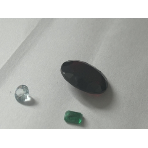 718 - A QUANTITY OF GEMSTONES TO INCLUDE GARNET, AMETHYST, AGATE, PERIDOT, TOURMALINE, EMERALD, SPINEL, AQ... 