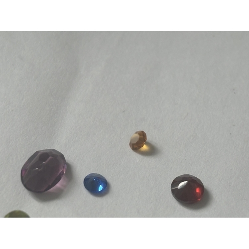 718 - A QUANTITY OF GEMSTONES TO INCLUDE GARNET, AMETHYST, AGATE, PERIDOT, TOURMALINE, EMERALD, SPINEL, AQ... 