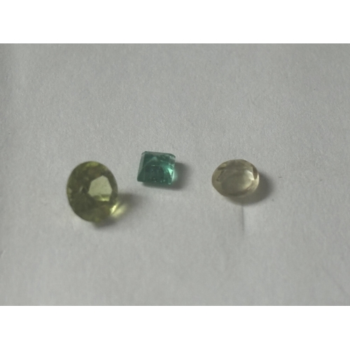 718 - A QUANTITY OF GEMSTONES TO INCLUDE GARNET, AMETHYST, AGATE, PERIDOT, TOURMALINE, EMERALD, SPINEL, AQ... 