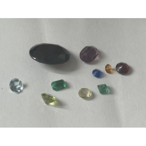 718 - A QUANTITY OF GEMSTONES TO INCLUDE GARNET, AMETHYST, AGATE, PERIDOT, TOURMALINE, EMERALD, SPINEL, AQ... 