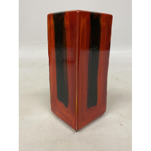 812 - AN ANITA HARRIS TEXTUROE VASE SIGNED IN GOLD