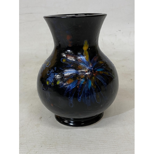 814 - AN ANITA HARRIS FIREWORK'S VASE SIGNED IN GOLD