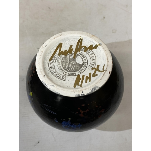 814 - AN ANITA HARRIS FIREWORK'S VASE SIGNED IN GOLD