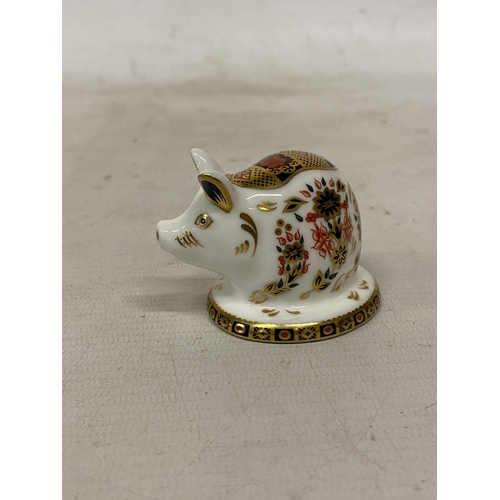 826 - A ROYAL CROWN DERBY PIGLET (FIRST QUALITY)