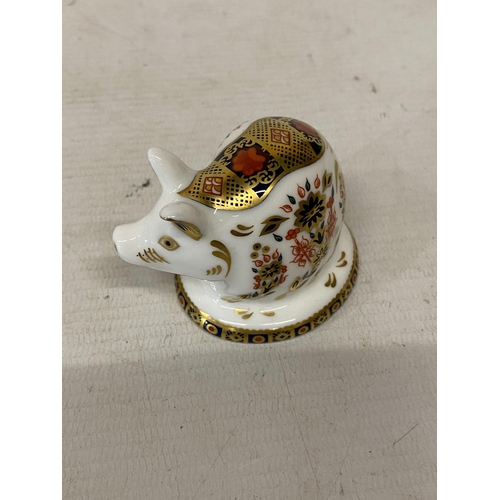 826 - A ROYAL CROWN DERBY PIGLET (FIRST QUALITY)