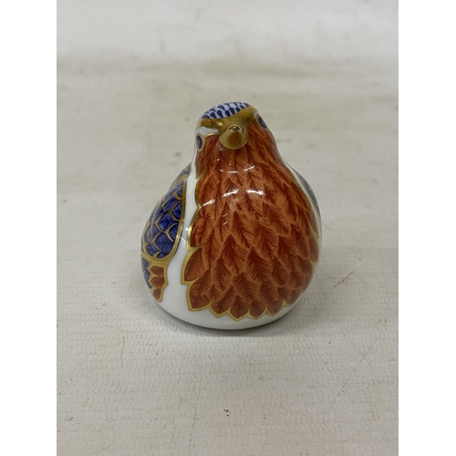 827 - A ROYAL CROWN DERBY ROBIN (SECOND QUALITY)