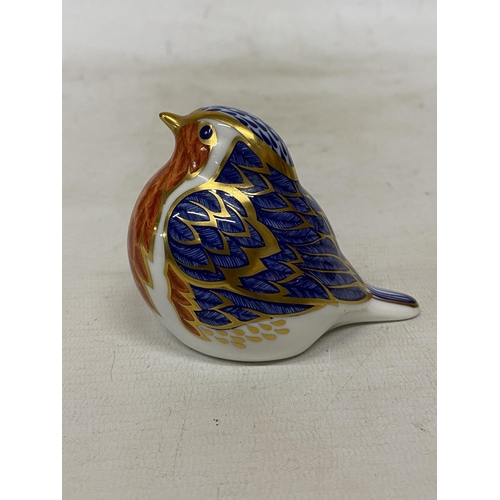 827 - A ROYAL CROWN DERBY ROBIN (SECOND QUALITY)