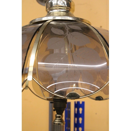 854 - A BRASS TABLE LAMP WITH FLORAL GLASS SHADE