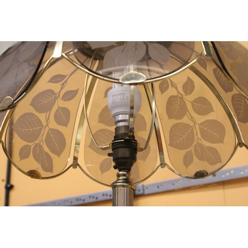 854 - A BRASS TABLE LAMP WITH FLORAL GLASS SHADE