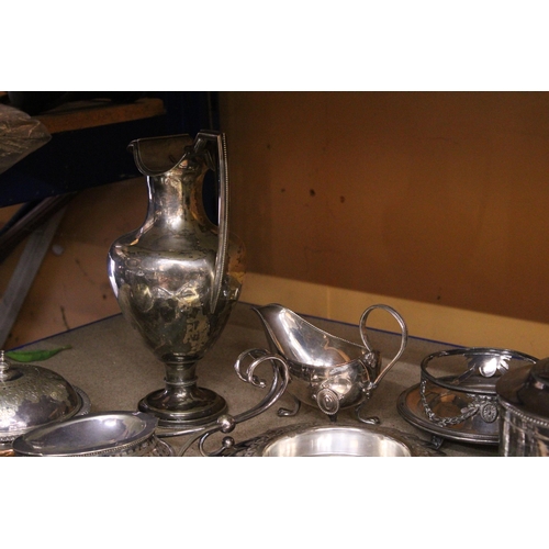 883 - A QUANTITY OF SILVERPLATE TO INCLUDE A WINE EWER, A JAMES DIXON & SON HINGED BISCUIT JAR/TEA CADDY, ... 