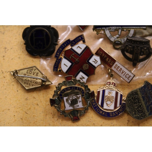 907 - A QUANTITY OF BADGES TO INCLUDE PAST CLUB TREASURER, R.M.A OF GB, 10 YEAR'S SERVICE, ETC.,