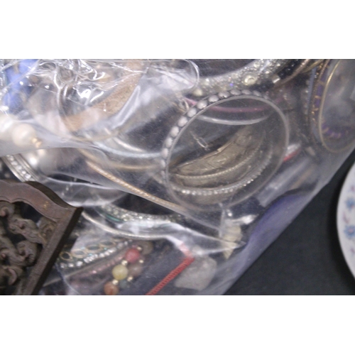 928 - 10KG OF MIXED VINTAGE COSTUME JEWELLERY