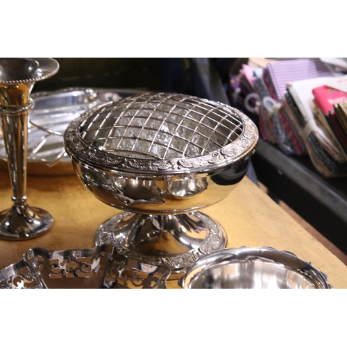 971 - A QUANTITY OF SILVER PLATED ITEMS TO INCLUDE JUGS, BOWLS, ROSE BOWLS WITH FROGS, CRUET SETS, A SUGAR... 