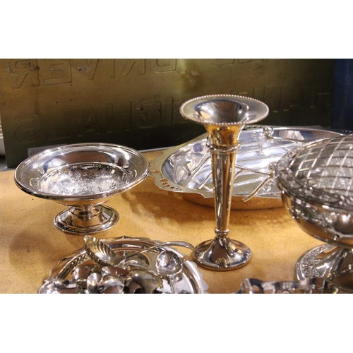 971 - A QUANTITY OF SILVER PLATED ITEMS TO INCLUDE JUGS, BOWLS, ROSE BOWLS WITH FROGS, CRUET SETS, A SUGAR... 