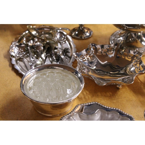 971 - A QUANTITY OF SILVER PLATED ITEMS TO INCLUDE JUGS, BOWLS, ROSE BOWLS WITH FROGS, CRUET SETS, A SUGAR... 