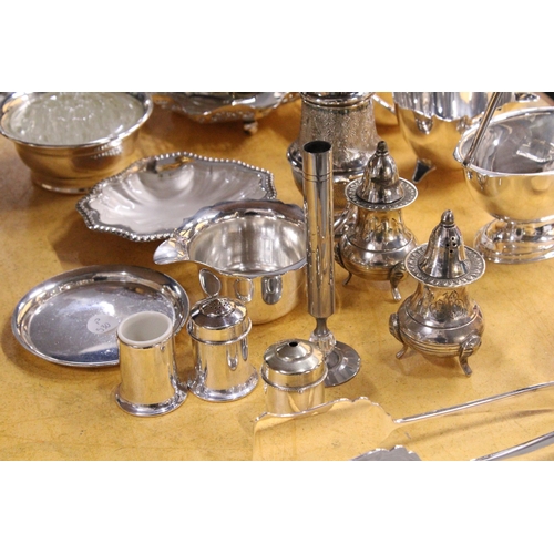 971 - A QUANTITY OF SILVER PLATED ITEMS TO INCLUDE JUGS, BOWLS, ROSE BOWLS WITH FROGS, CRUET SETS, A SUGAR... 