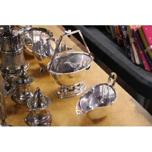 971 - A QUANTITY OF SILVER PLATED ITEMS TO INCLUDE JUGS, BOWLS, ROSE BOWLS WITH FROGS, CRUET SETS, A SUGAR... 