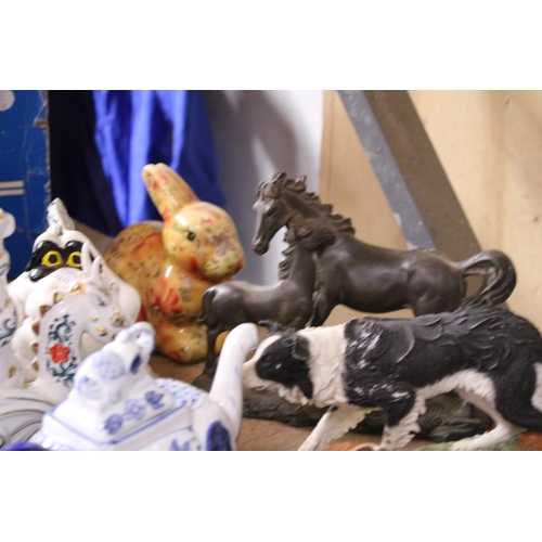 998 - A LARGE QUANTITY OF CERAMIC ANIMALS AND FIGURES