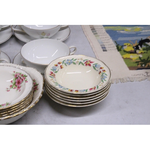 1042 - A QUANTITY OF DINNER WARE TO INCLUDE PLATES, SOUP COUPES AND SAUCERS PLUS GRINDLEY, ROYAL SWAN AND C... 