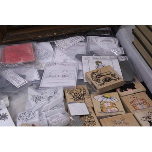 1047 - A LARGE QUANTITY OF CRAFTING ITEMS TO INCLUDE RUBBER AND WOODEN STAMPS, INK, ETC