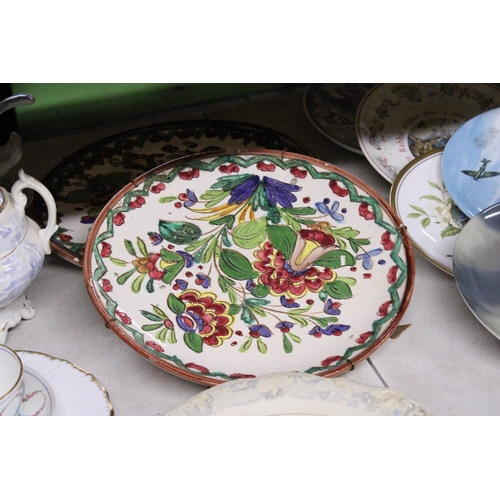 1077 - A QUANTITY OF CERAMICS TO INCLUDE A TWO TIER CAKE STAND, HAND PAINTED ITALIAN CHARGERS, VINTAGE PLAT... 