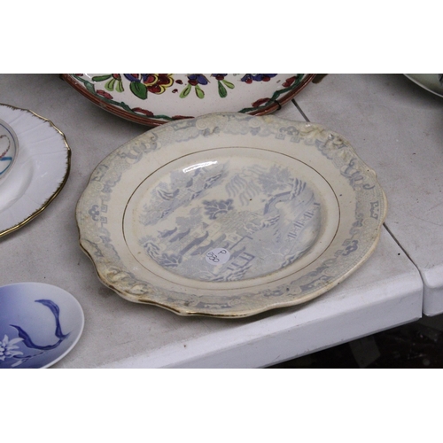 1077 - A QUANTITY OF CERAMICS TO INCLUDE A TWO TIER CAKE STAND, HAND PAINTED ITALIAN CHARGERS, VINTAGE PLAT... 