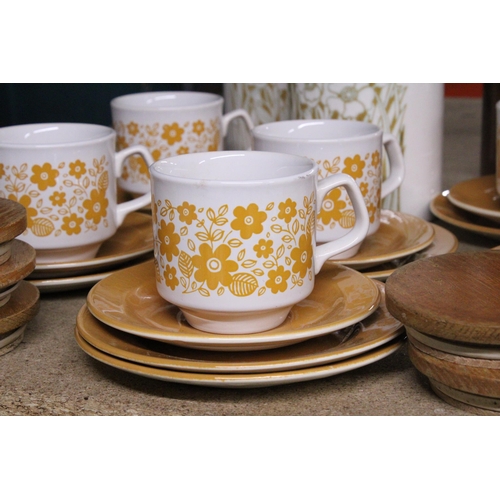 1118 - A MIXED LOT OF VINTAGE CERAMICS TO INCLUDE SIX ORANGE FLORAL PATTERNED CUPS SAUCERS AND PLATES PLUS ... 